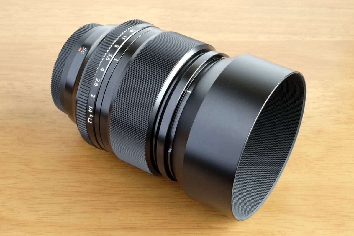 XF56mmにニコンHN-23。