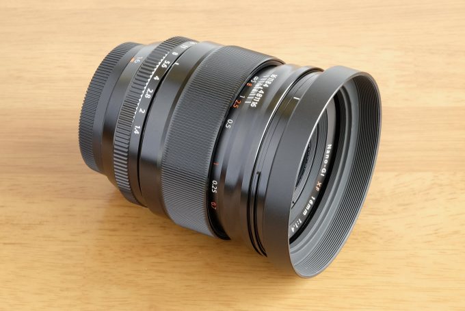 XF16mmと汎用丸型メタルフード
