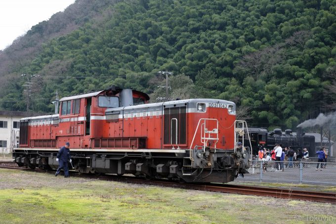 休憩中のディーゼル機関車 DD51