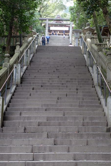 御本宮前の長い石段