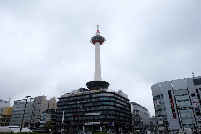 駅前にそびえる京都タワー