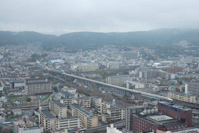 眼下を走る新幹線