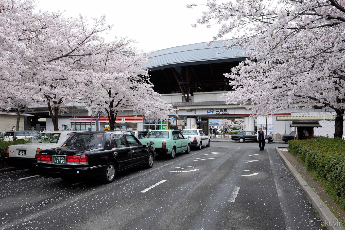 桜並木の美しい二条駅舎。