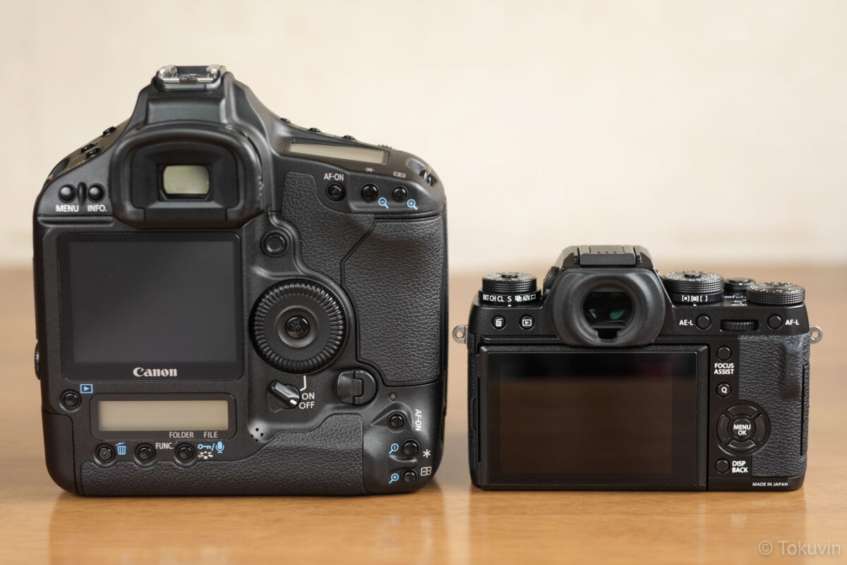 EOS-1DとX-T1の並びを背面から。