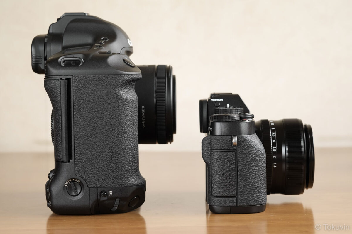 EOS-1DとX-T1の並びを側面から。