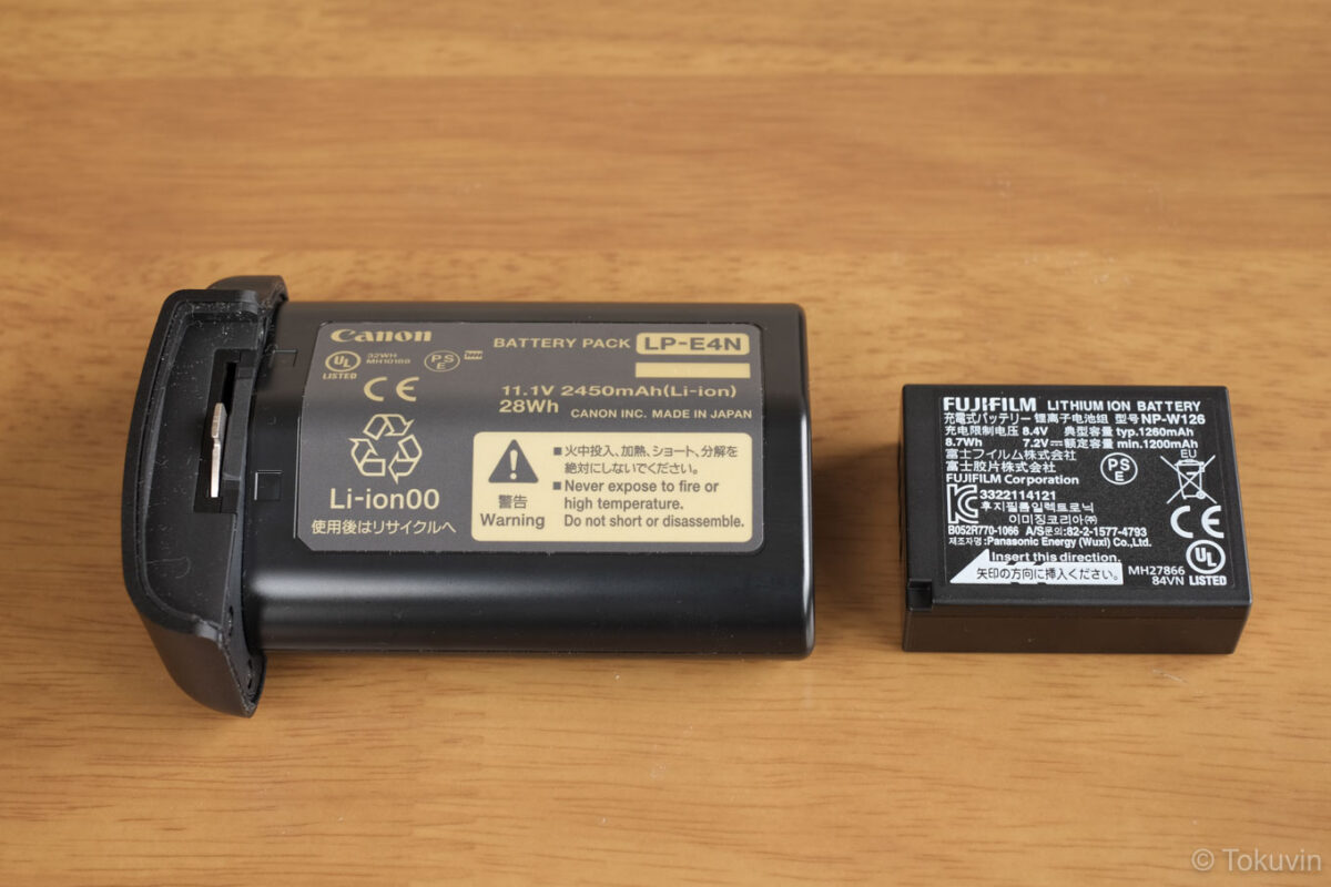EOS-1DとX-T1のバッテリーを比較。