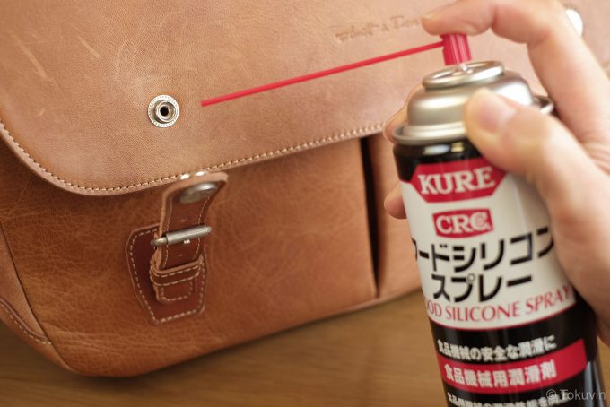 ボノのスナップボタンにシリコンスプレーをかける