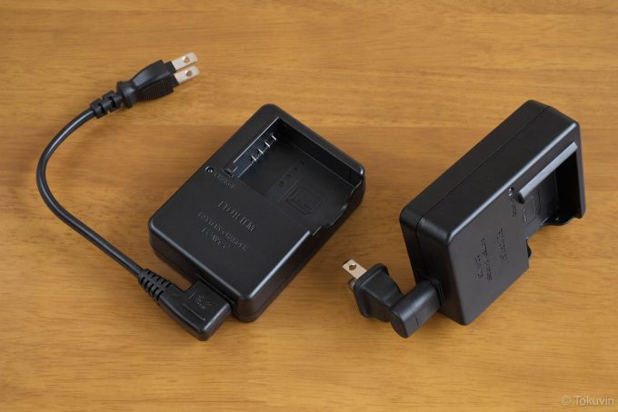 充電器に装着した短め&直結タイプのプラグ