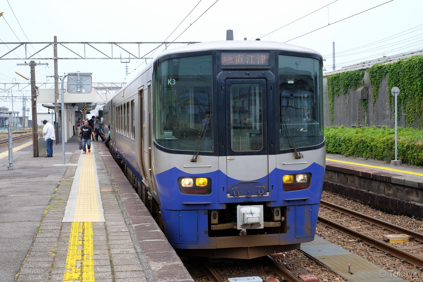 泊駅で、あい鉄からトキ鉄へ乗り換え Tokuvin Travel