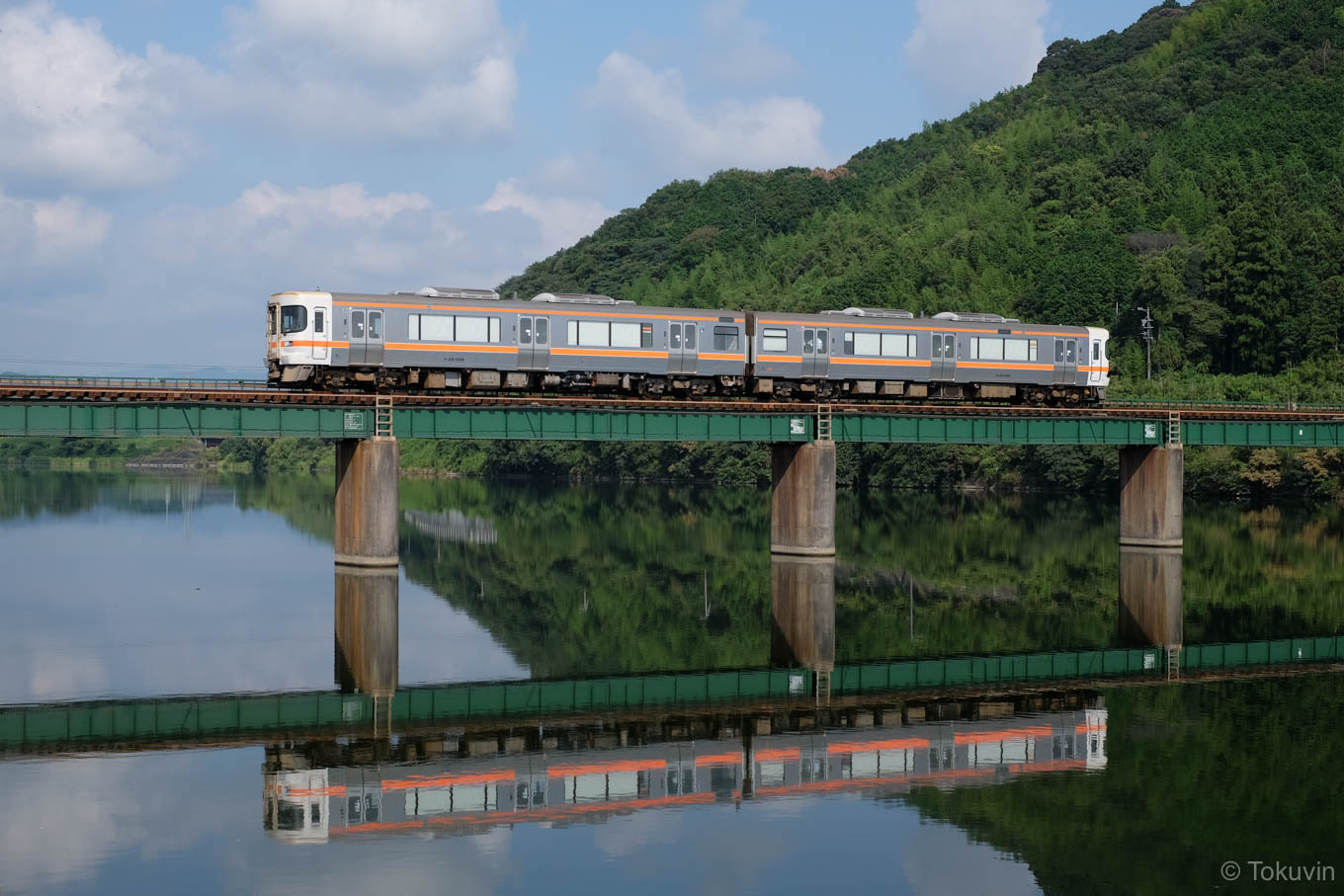 櫛田川を渡る普通列車。
