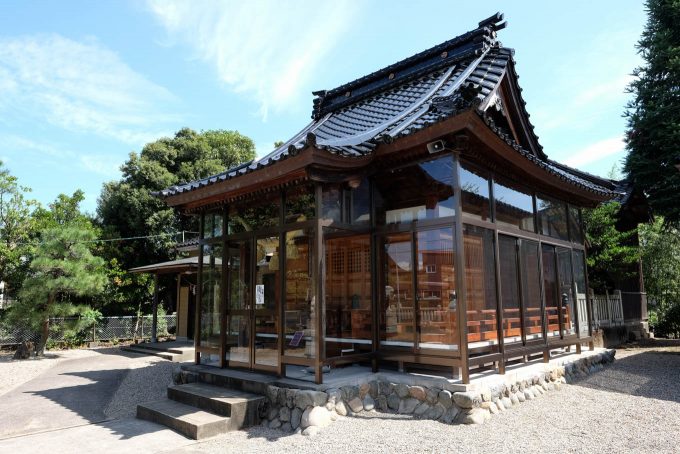 ガラスで囲われた八幡社の拝殿