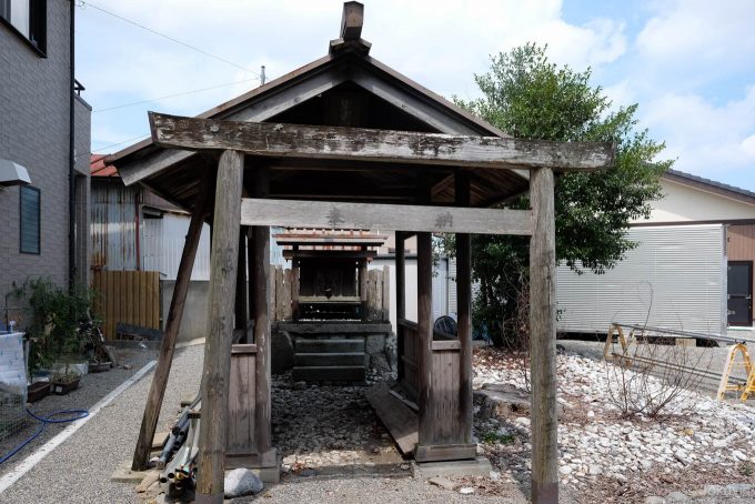 住宅に囲まれる出雲神社