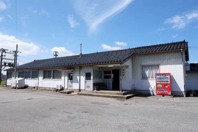 能町駅の木造駅舎