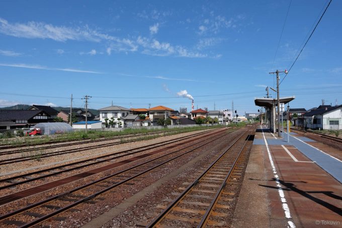 錆びたレールの並ぶ駅構内