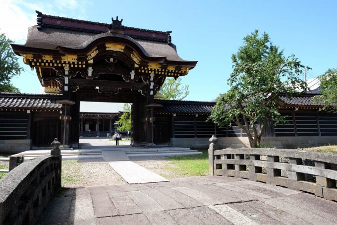荘厳な勝興寺唐門