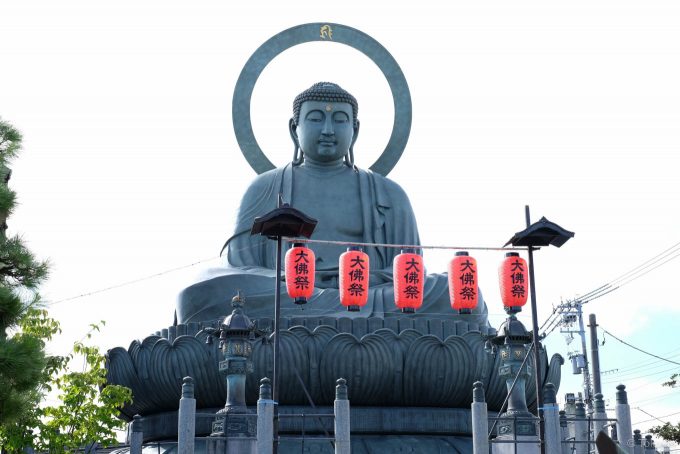 高岡大仏には大佛祭の提灯が並ぶ