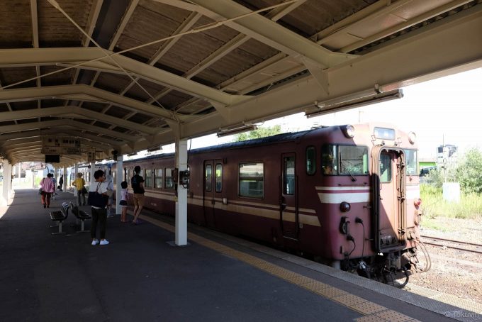 伏木駅に入線する高岡行き 540D