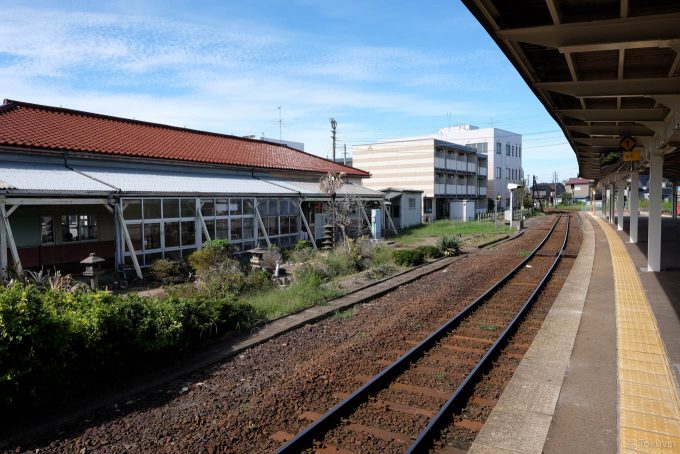 ホームから眺める庭園と駅舎