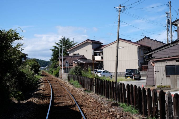 伏木市街を走る氷見線