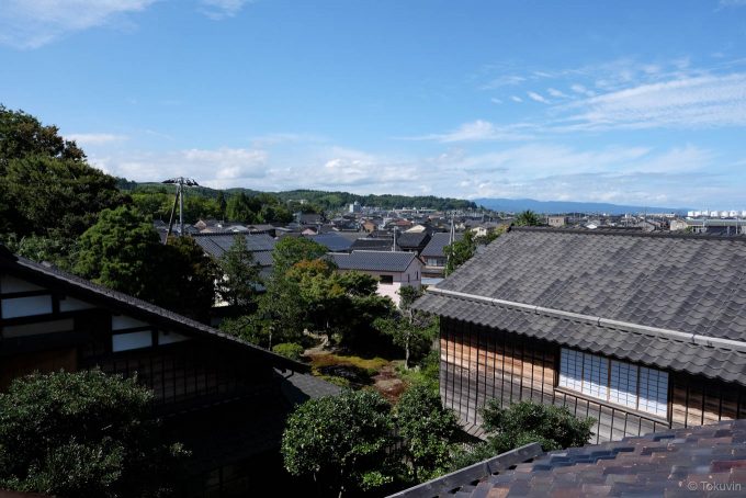 望楼から母屋と氷見方面を眺める