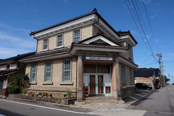 洋風な木造二階建ての旧伏木銀行