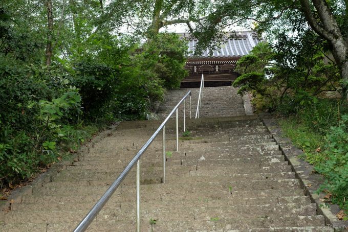 宝光寺山門へと続く石段