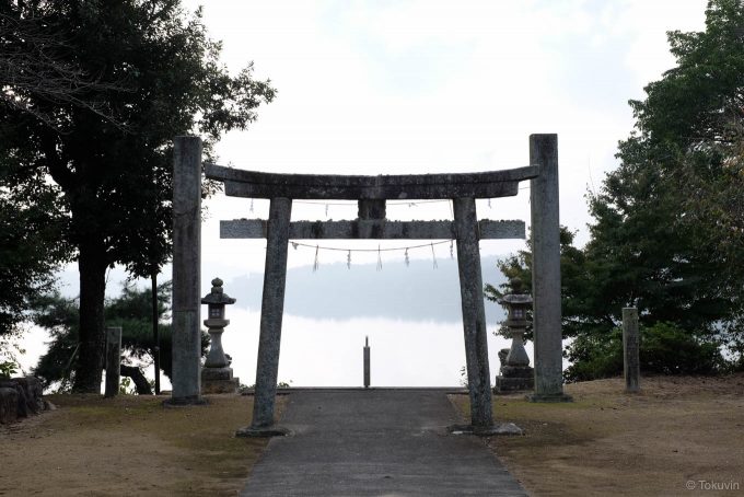 満濃池に向かって建つ神野神社の鳥居