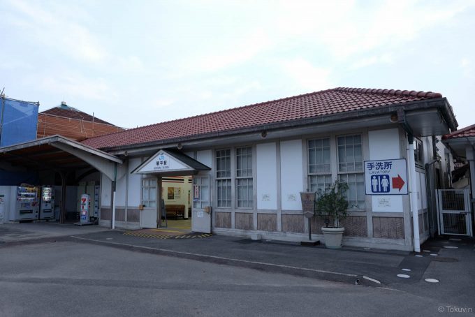 工事中駅舎のとなりに建つ仮駅舎