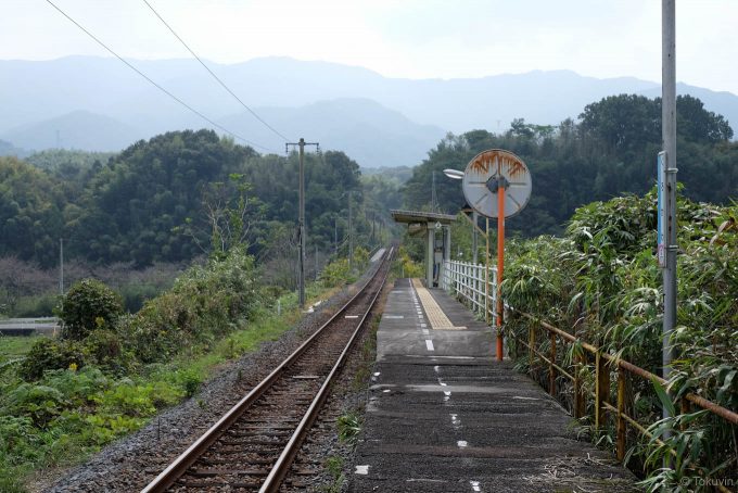 前後の線路は山間へと消えていく