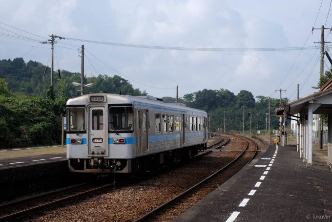 2番線で特急列車の通過待ち