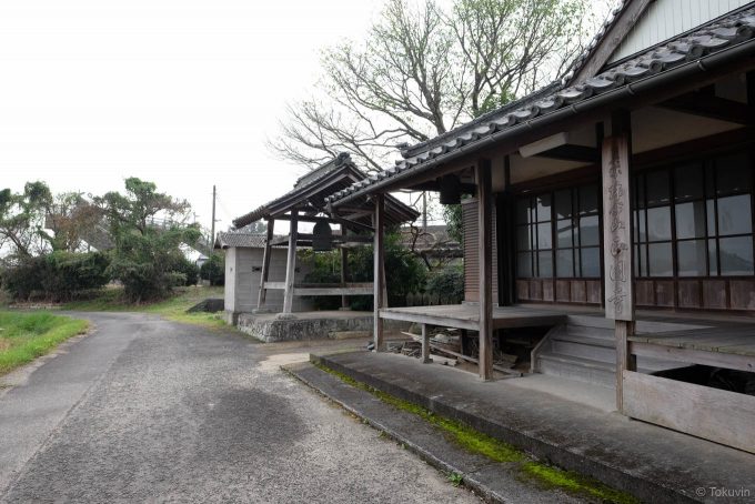 駅裏にある正円寺