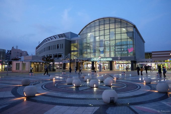 早朝の高松駅
