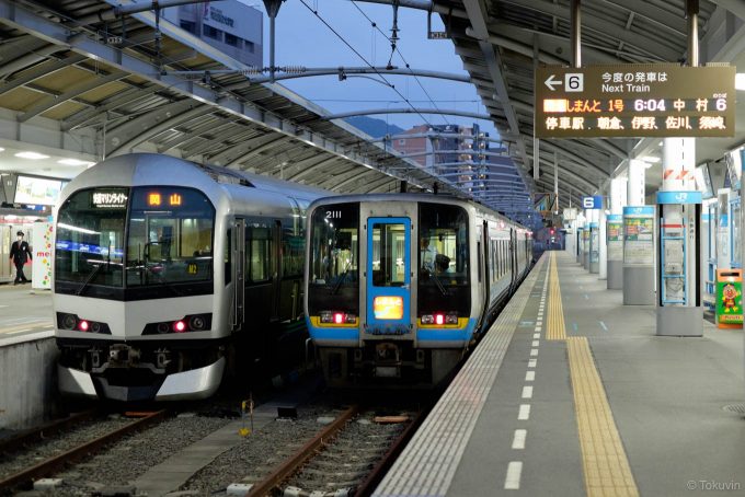 発車を待つ特急「しまんと1号」