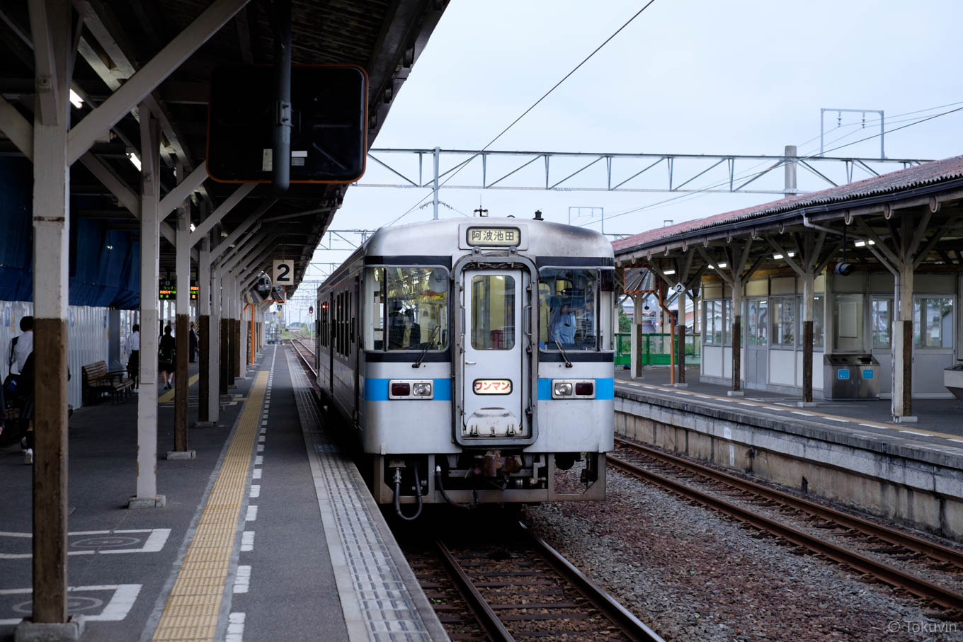 琴平駅で発車を待つ、普通列車の阿波池田行き 4223D。