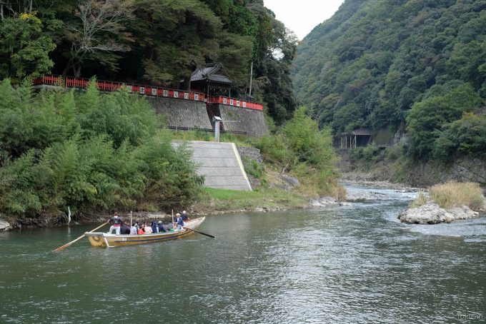請田神社と旧線の間を下ってゆく