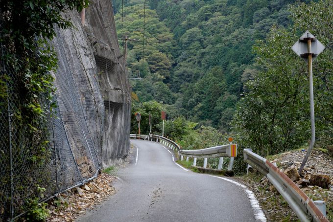 崖っぷちを走る道路