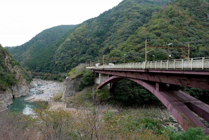 駅前から眺める橋梁上ホーム