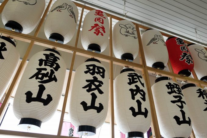 改札正面に並ぶ提灯