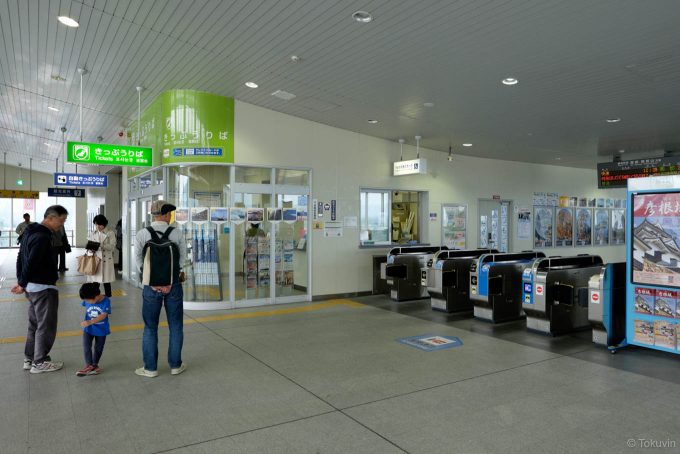 広い自由通路と改札周辺