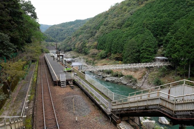 渓谷沿いのトロッコ保津峡駅