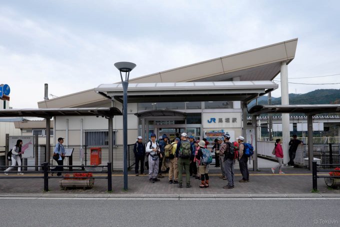 観光客で賑わう馬堀駅舎