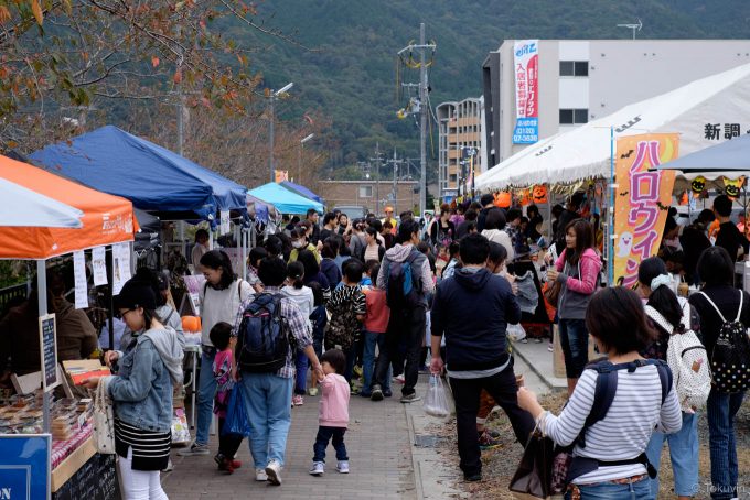 駅周辺には出店が並ぶ