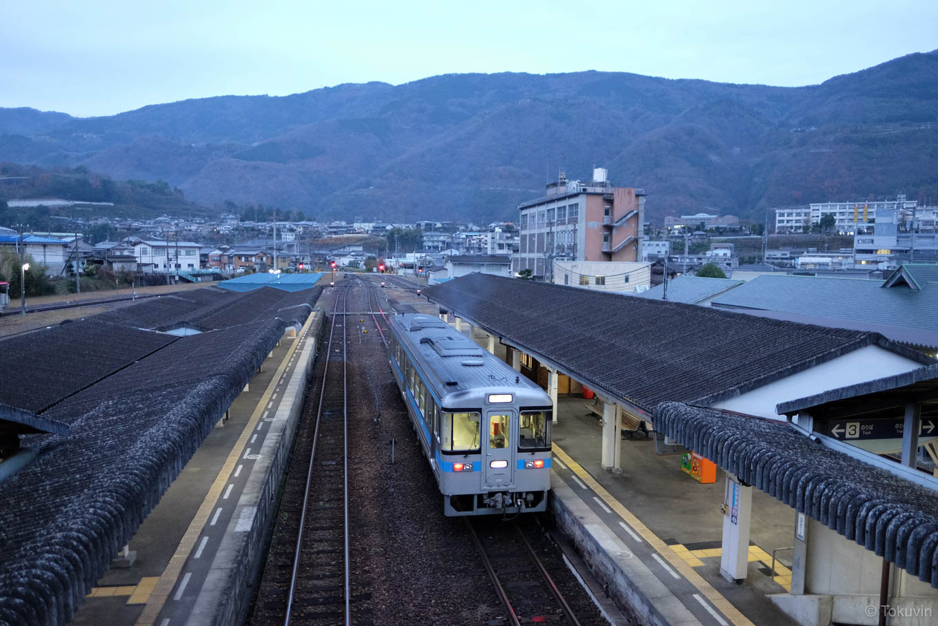 空の白み始めた阿波池田駅。
