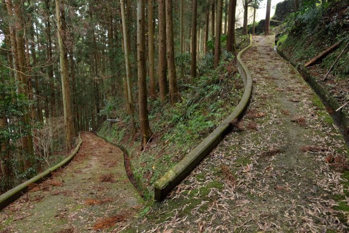 斜面上の集落を目指す