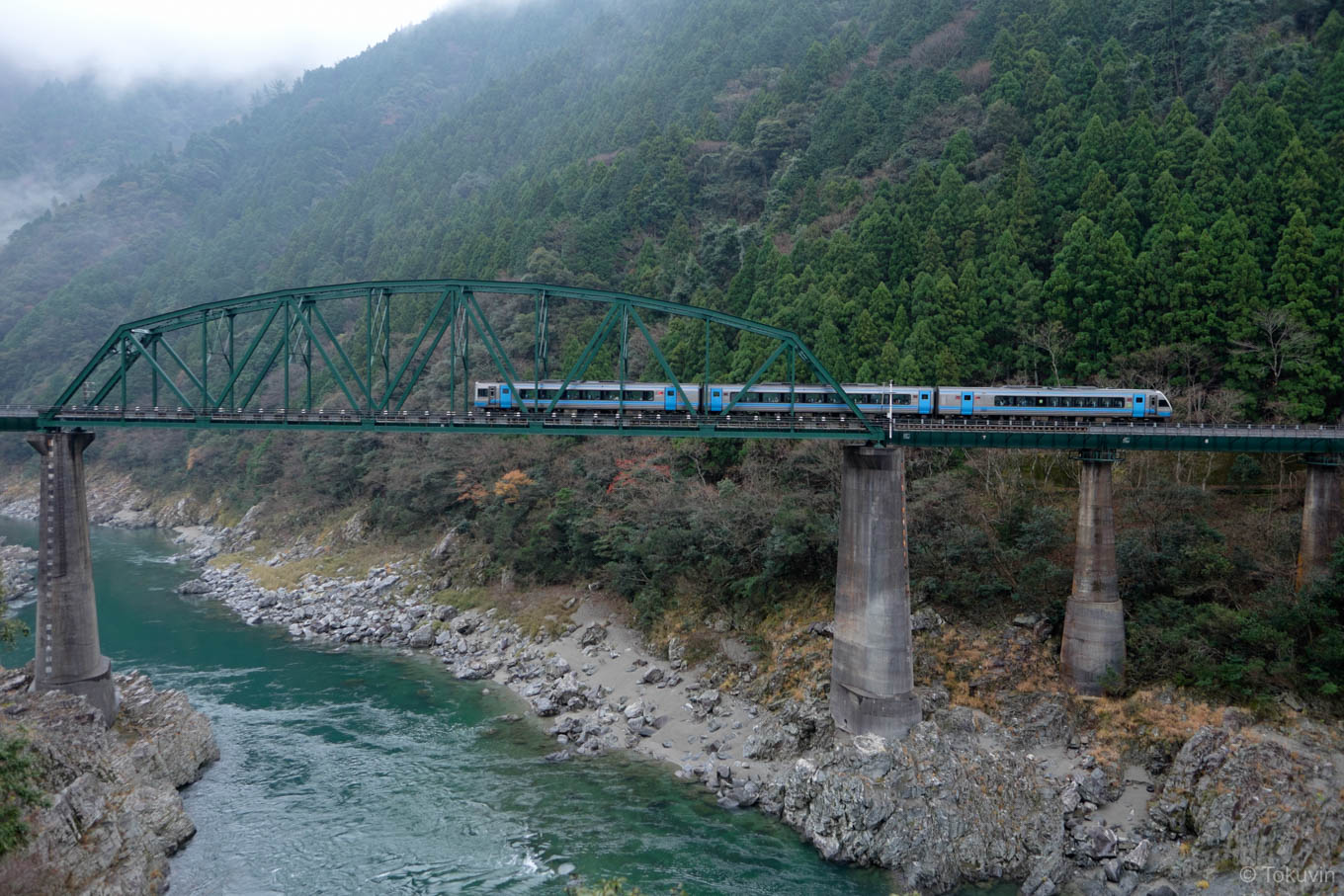 吉野川を渡る特急列車。