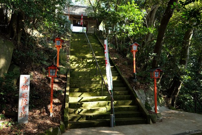 拝殿前の石段