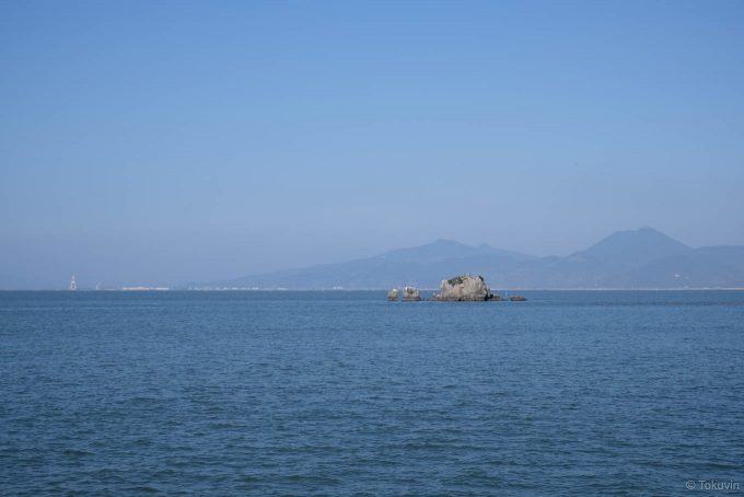 沖合に浮かぶ風流島(たはれ島)