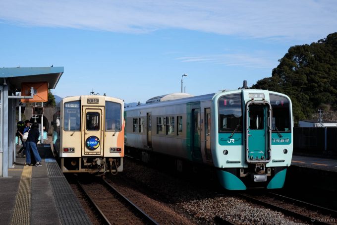 甲浦行き5549Dと牟岐線の列車 (X-T1 + XF35mm F1.4R)