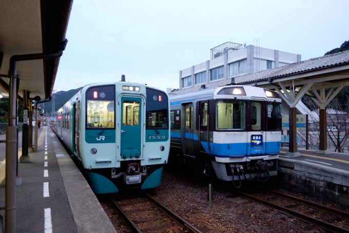 日和佐で特急列車と行き違い (X-T1 + XF16mm F1.4R)
