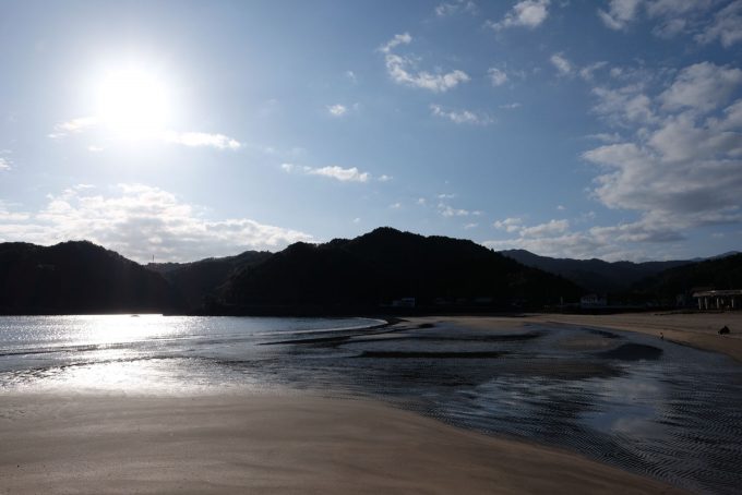 広い砂浜に波が広がる (X-T1 + XF16mm F1.4R)